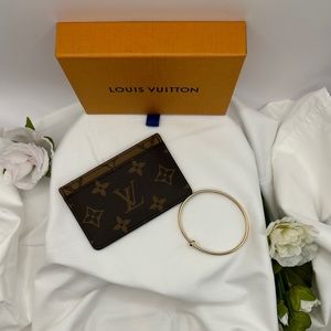 Luis Vuitton reverse monogram card holder